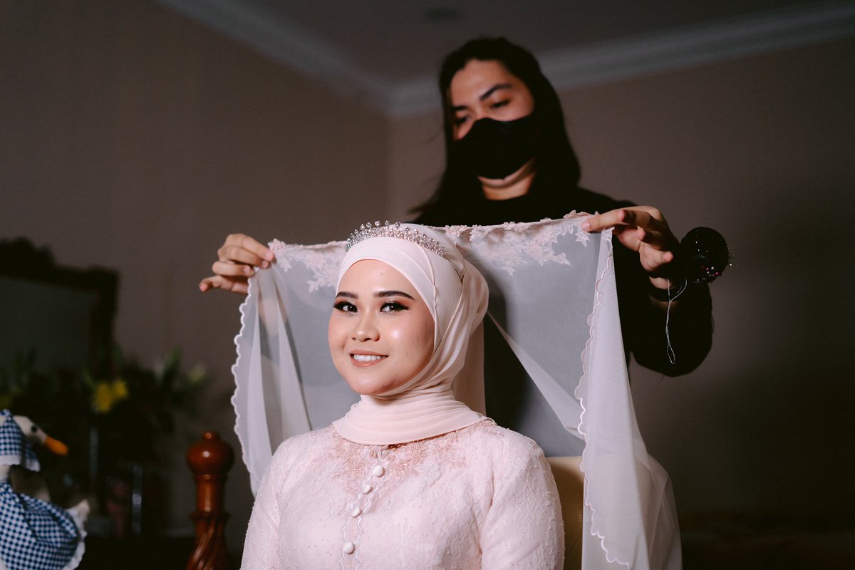 raihanaroslan's tweet photo. I know it’s already been a month but I just wanted to post pictures of my wedding day. Bear with me.

1. Nikah - Worth every penny spent on mua, pelamin, dress, photographer &amp; videographer, hijab stylist, henna. Everything. https://t.co/COpLkYhHEe
