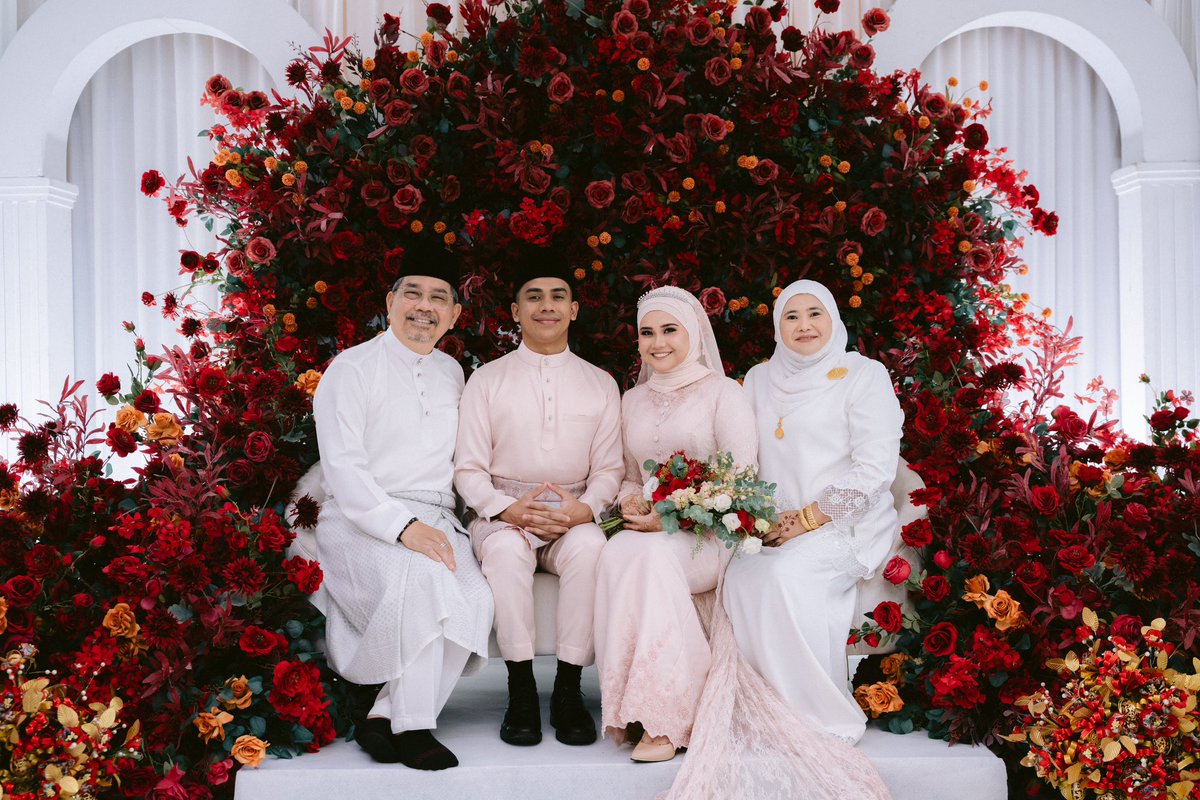 raihanaroslan's tweet photo. I know it’s already been a month but I just wanted to post pictures of my wedding day. Bear with me.

1. Nikah - Worth every penny spent on mua, pelamin, dress, photographer &amp; videographer, hijab stylist, henna. Everything. https://t.co/COpLkYhHEe
