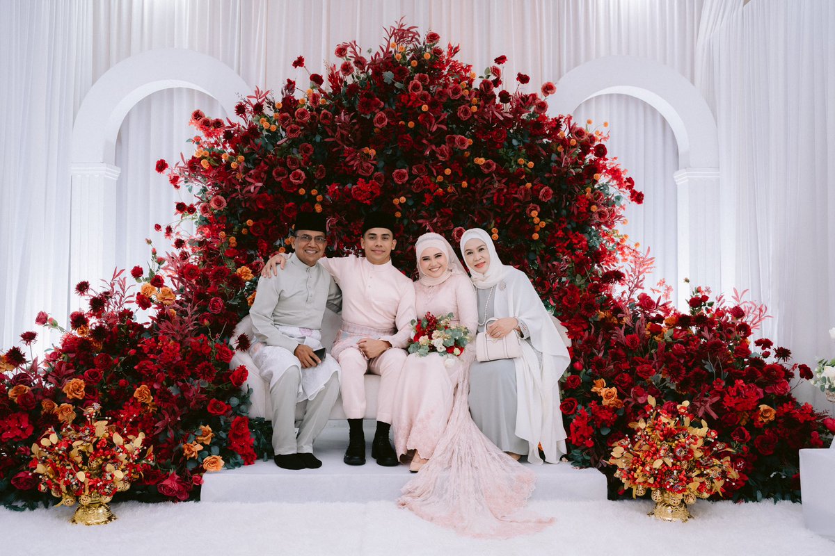 raihanaroslan's tweet photo. I know it’s already been a month but I just wanted to post pictures of my wedding day. Bear with me.

1. Nikah - Worth every penny spent on mua, pelamin, dress, photographer &amp; videographer, hijab stylist, henna. Everything. https://t.co/COpLkYhHEe