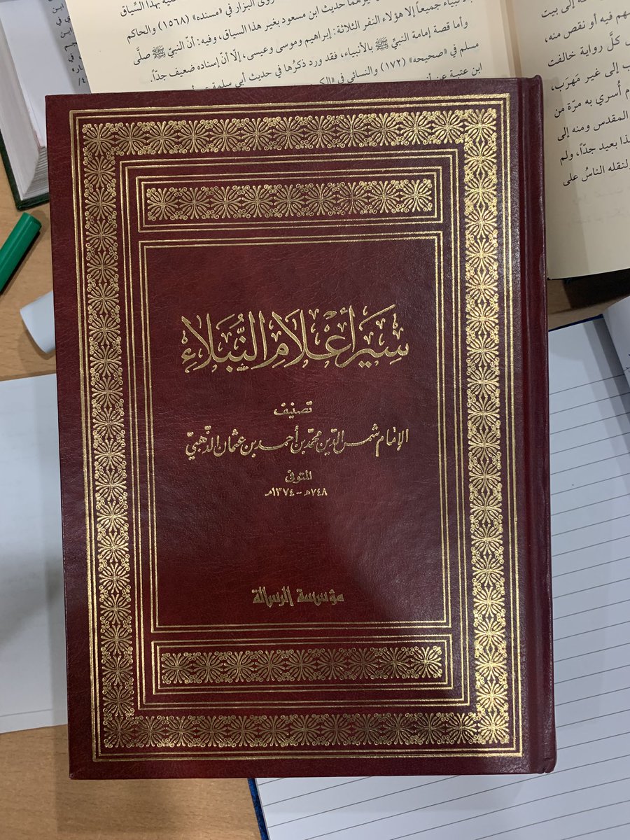 Mr3azmi's tweet photo. احرص على اقتناء الكُتُب الـمُحرَّرة في بابها .

قال #الإمام_الأوزاعي :

كان هذا العِلمُ كريماً يَتلاقاه الرِّجالُ بينهم ، فلما دخل في الكُتُب ، دخل فيه غيرُ أهله .

قال #الإمام_الذهبي معلقاً :

ولا ريب أن الأخذ من #الصُّحُف وبالإجازة يقع فيه خَللٌ ، ولا سيما في ذلك العصر ، حيث لم يكن بعد نقط ولا شكل ، فتتصحَّف الكلمة بما يُحيل المعنى ، ولا يقع مثل ذلك في الأخذ من أفواه الرجال ، وكذلك التحديث من الحفظ يقع فيه الوَهْم ، بخلاف #الرواية من ك��اب مُحرَّر .