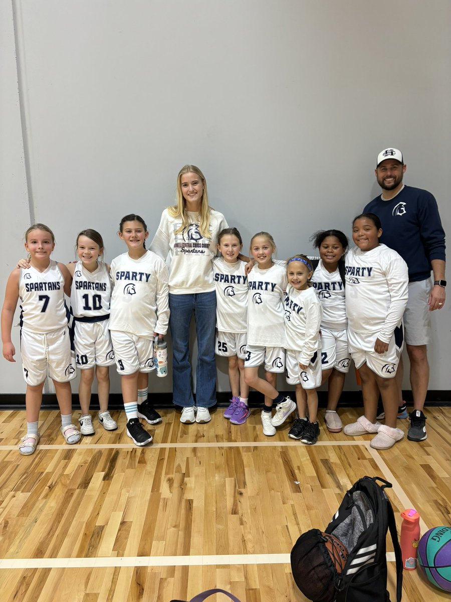 FHCJRSGBB's tweet photo. 3rd grade had a special guest at their first game! Varsity player Hannah Halterman came out to encourage and coach them up. You can tell by the smiles on their face that basketball is fun 🤩 ⛹🏼‍♀️🫶🏼 keep working girls and play with joy. #PTR ⚒️ @FHCgirlsbball https://t.co/7BqVeRH8lR