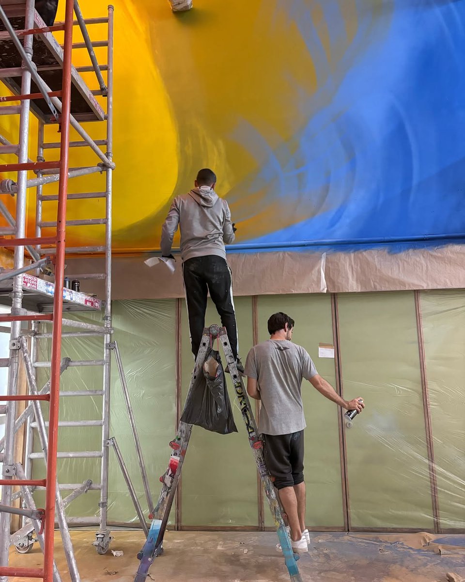 marti_raga's tweet photo. El col·lectiu Unlogic ha regalat al centre un mural que fa homenatge a l'artista Cristina Duran, premi nacional de còmic i també veïna de l'Horta Sud i afectada per la DANA. https://t.co/KskCW9x3JO
