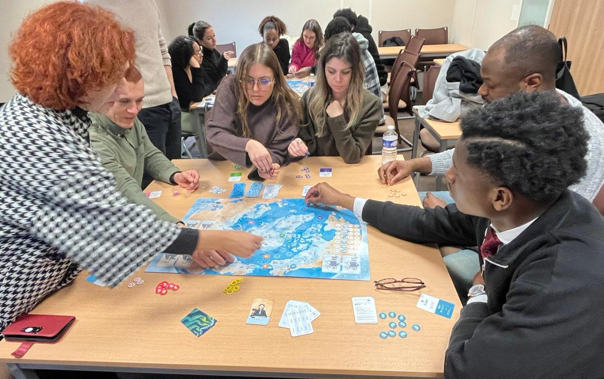 EDF_CVL's tweet photo. En écho à la journée mondiale du climat, les étudiants de master 2 de l'école Pigier à Orléans ont pu tester le jeu de plateau SILARTIK  de l'association Témoins Polaires! 
Une action menée avec le soutien de la @Fondation_EDF et @NQTasso
#JournéeMondialeDuClimat #DLDMars https://t.co/4nOT4w9qVL