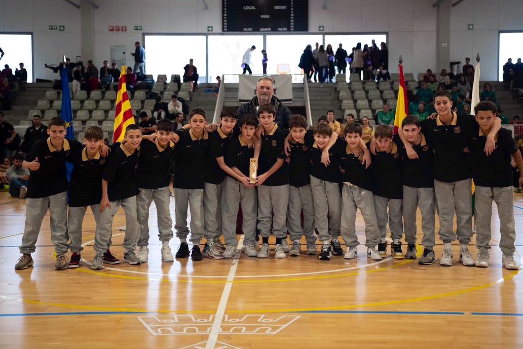 FCBbasket's tweet image. El bàsquet formatiu aconsegueix tres trofeus durant el cap de setmana. Enhorabona a tots! 

🏆 𝐂𝐀𝐃𝐄𝐓 𝐀 - Campió Torneig Ciutat de l'Hospitalet

🏆 𝐈𝐍𝐅𝐀𝐍𝐓𝐈𝐋 𝐁 - Campió Torneig Vila de Parets

🏆 𝐌𝐈𝐍𝐈- Campió Torneig Top Bàsquet Sabadell

👏💙❤