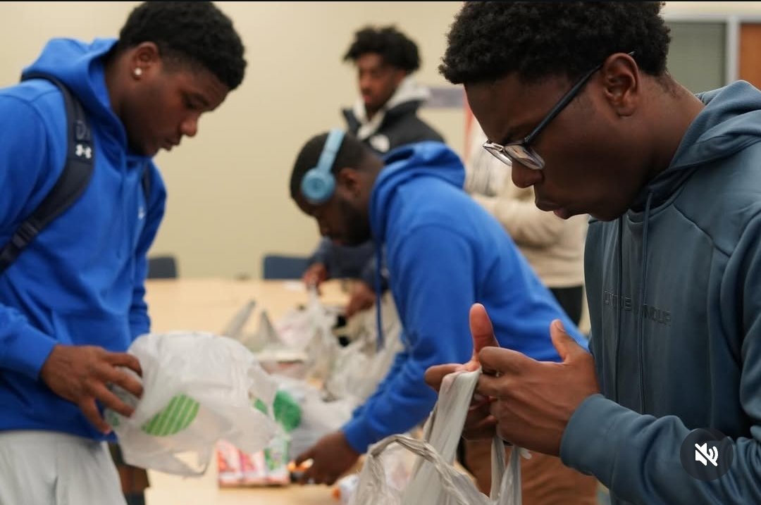 JBrooks02's tweet photo. #JSUCares: The Jackson State University "Men of Excellence" took time to provide "blessing bags" for the homeless community of Jackson this weekend. https://t.co/V2O0RU1ZAw
