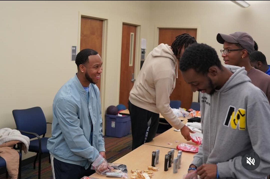 JBrooks02's tweet photo. #JSUCares: The Jackson State University "Men of Excellence" took time to provide "blessing bags" for the homeless community of Jackson this weekend. https://t.co/V2O0RU1ZAw