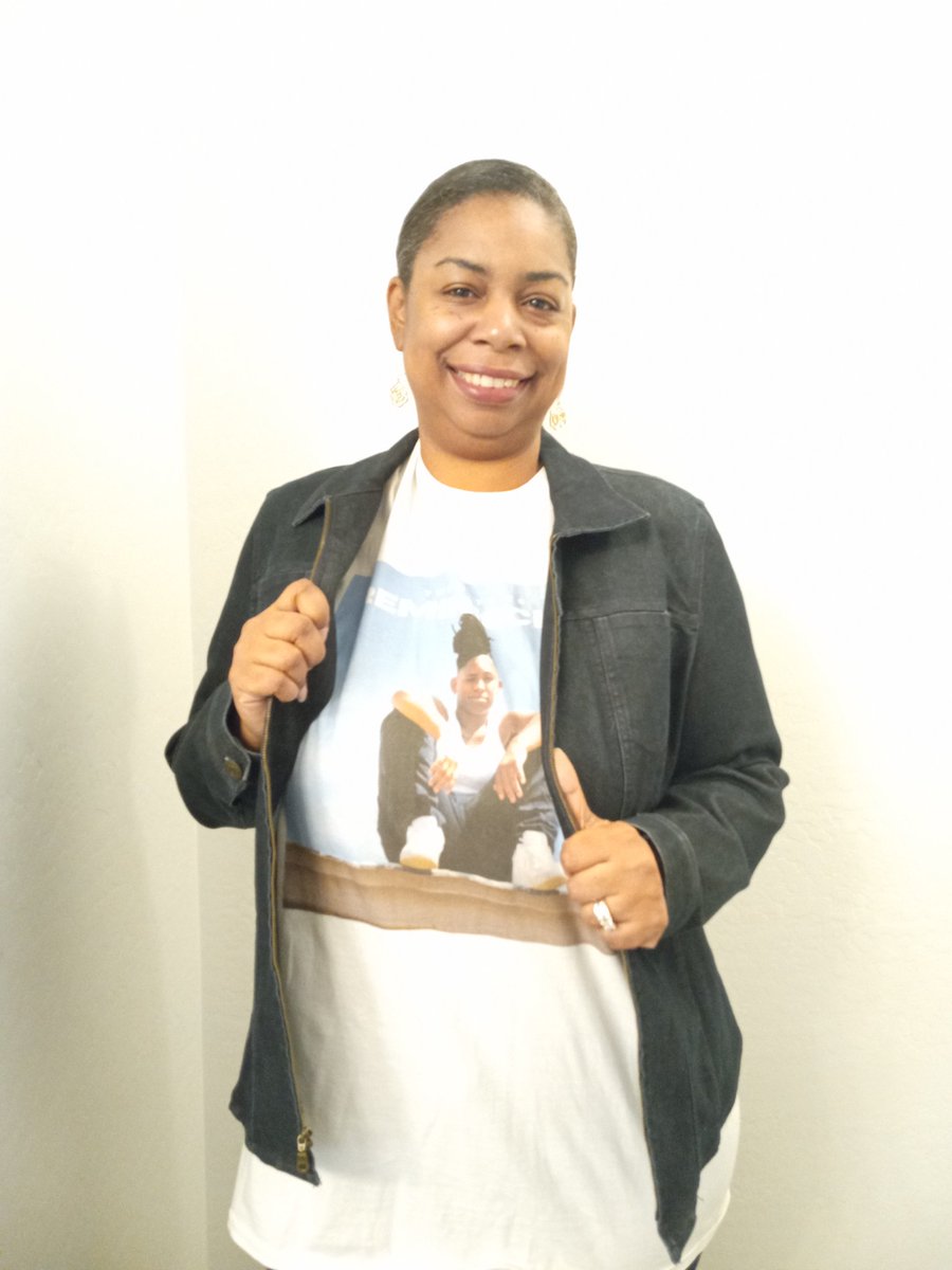 TracyHu80387567's tweet image. We enjoyed meeting the #Arizona #community as #Twenty3Tc #music collection was in full rotation throughout the store.

#Twenty4keem #family 
#music #rapmusic #rappers 
#meetandgreet #Arizona 
#Phoenix #Phoenix #Az