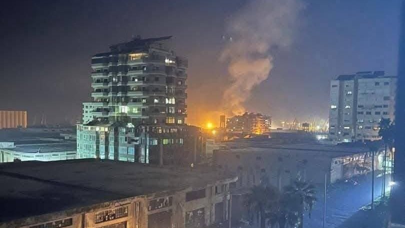 عاجل وخطير🚨

إسرائيل تشن "عدوان استراتيجي" على سوريا دمرت فيه "الزوارق الحربية" في "ميناء اللاذقية" ودمرت "المروحيات العسكرية" في "مطار عقربا" كما دمرت مقر "إدارة الحرب الالكترونية" و "مركز البحوث العلمية" في دمشق واستهدفت مدينة حمص