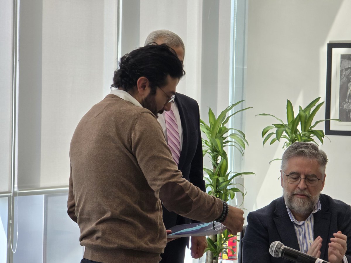 OITMexico's tweet photo. @marathb @STPS_mx De acuerdo con la Recomendación núm. 197 de la OIT , los Estados Miembros deben preparar y actualizar un Perfil Nacional que resuma la situación de SST y los progresos realizados. Por ello , hoy se entregó el Perfil Nacional de SST para México. #VisionZeroFund https://t.co/iYsUvZ4CGg