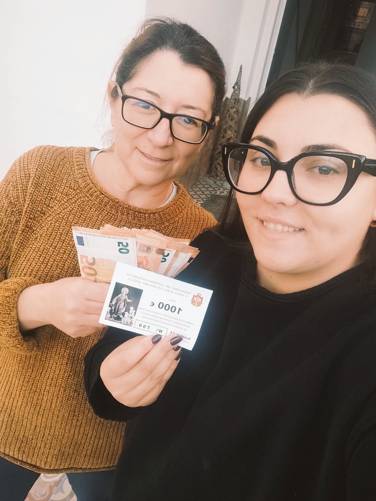 HdadSSantaMarta's tweet photo. #SorteodelMes | Entregado el premio del sorteo mensual de Santa Marta y valorado en 1000€.
En esta ocasión, la afortunada del sorteo del mes de #noviembre fue Dña. Paqui Pérez Calderón, a quien agradecemos una vez más su constante colaboración. https://t.co/FN16DJP3Is