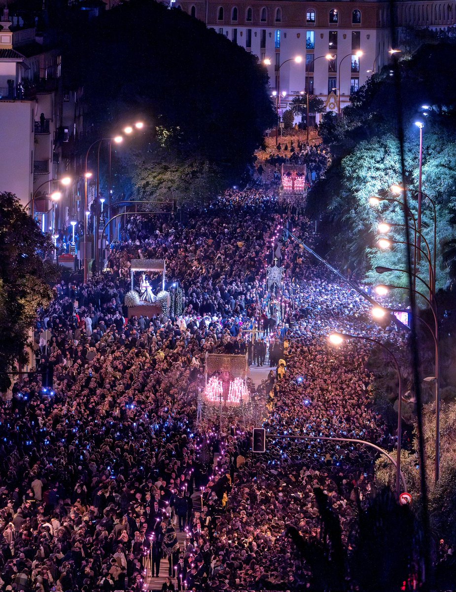 No fue un sueño. Es verdad. La espectacular foto de <a href="/JuanManuelSer20/">Juan Manuel Serrano</a> lo confirma. Foto de altura... en todos los sentidos. #MagnaSevilla #MagnaSevilla24 #MagnaSevilla2024 #sevilla