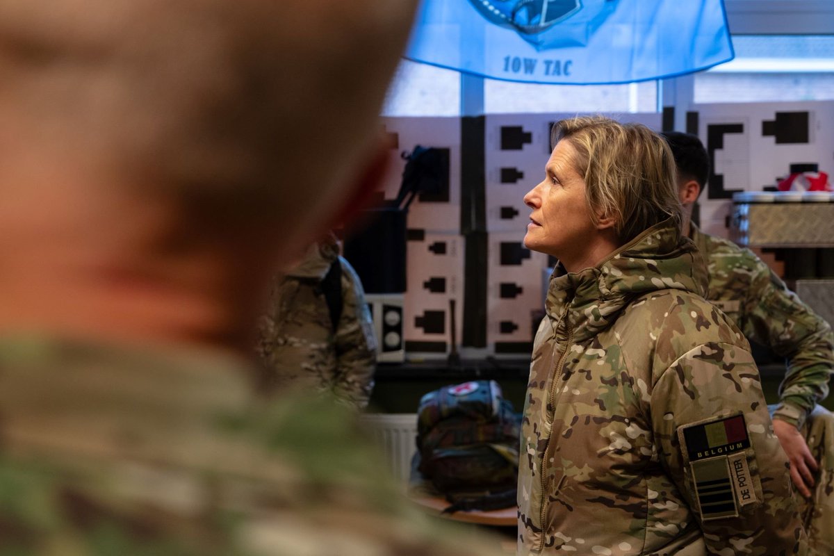 BelgiumDefence's tweet photo. Vandaag bezocht Generaal-majoor van het vliegwezen An-Roos De Potter het Centrum voor Basisopleiding en Scholing Noord in Leopoldsburg. Sinds 12 september 2024 is ze, naast commandant van de KMS, immers ook de eerste Commandant der Scholen ooit https://t.co/coJcTBnmAV https://t.co/baDBHfnPQZ