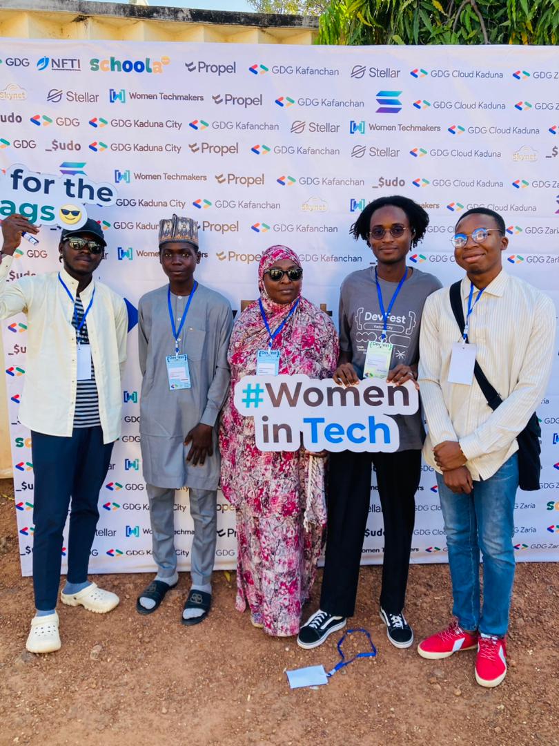 ahmadumeta4's tweet photo. Here's a belated celebration of DevFest Kaduna 🙂
#DEVFESTKADUNA
#GDGKADUNA https://t.co/ULwyEqL6QP