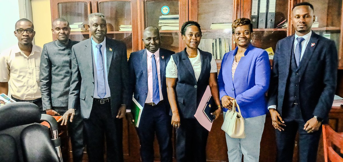 BurundiLona's tweet photo. #Burundi 

Aujourd'hui à la LONA, remises et reprises entre les membres du Comité de Direction sortant et l’équipe nouvellement nommée par S.E @GeneralNeva.
Activé supervisée par le Secrétaire Permanent du @MinCommerce.

@FabriceNiragira 
@ABaricako42601 
@Felicienndori https://t.co/gszlsnLSRn