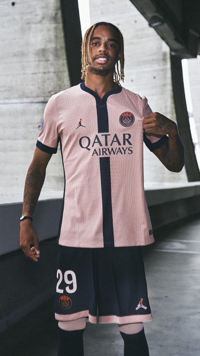MediaParisien's tweet image. 🚨 JEU CONCOURS  ! 

🎁 Tente de remporter le maillot du PSG de ton choix. 

1️⃣ Like et RT 
2️⃣ Abonne-toi à @MediaParisien @QueDuSoccer 
3️⃣ Mentionne un ami. 

🍀 TAS dans 24h !