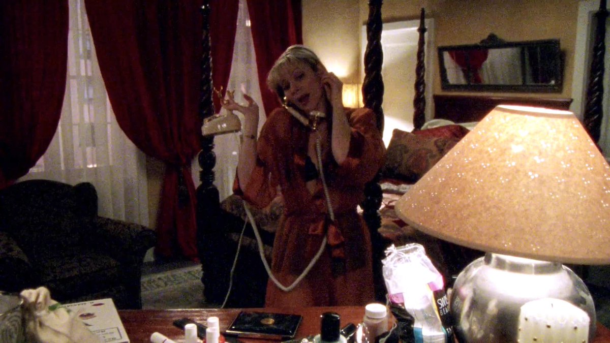 dumbandfunn's tweet photo. Samantha Jones bedroom from season one featuring her iconic four poster bed (and mirror 🔥🔥🔥) https://t.co/xhnyDeyuXc