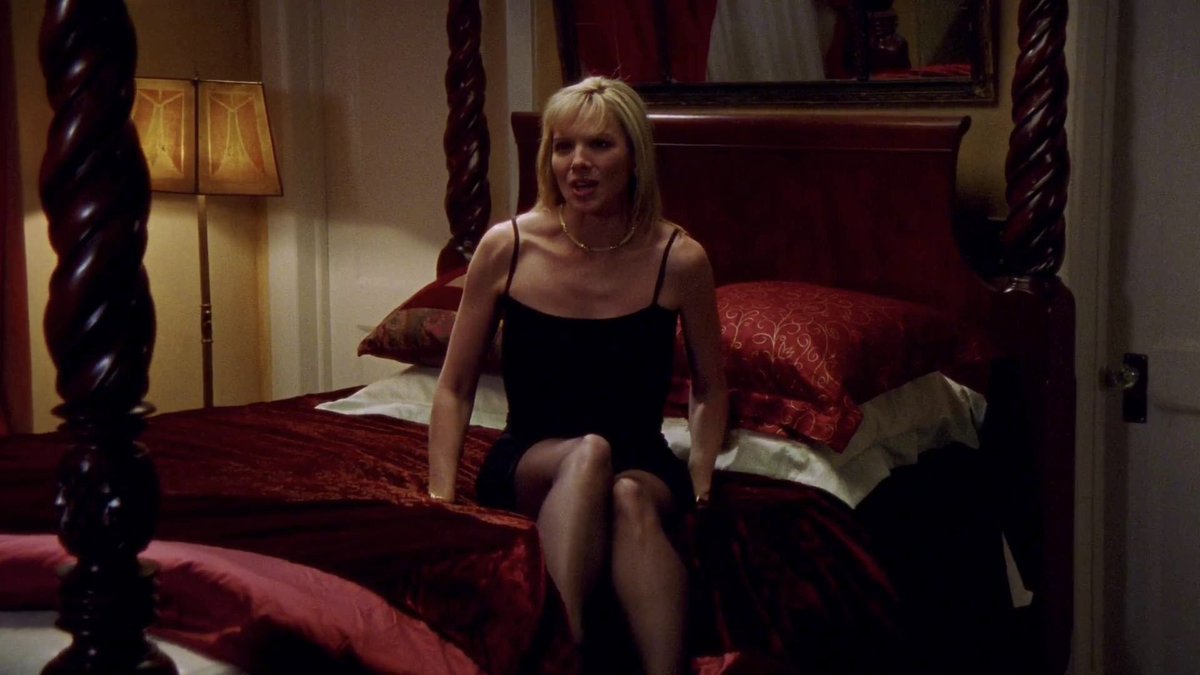 dumbandfunn's tweet photo. Samantha Jones bedroom from season one featuring her iconic four poster bed (and mirror 🔥🔥🔥) https://t.co/xhnyDeyuXc
