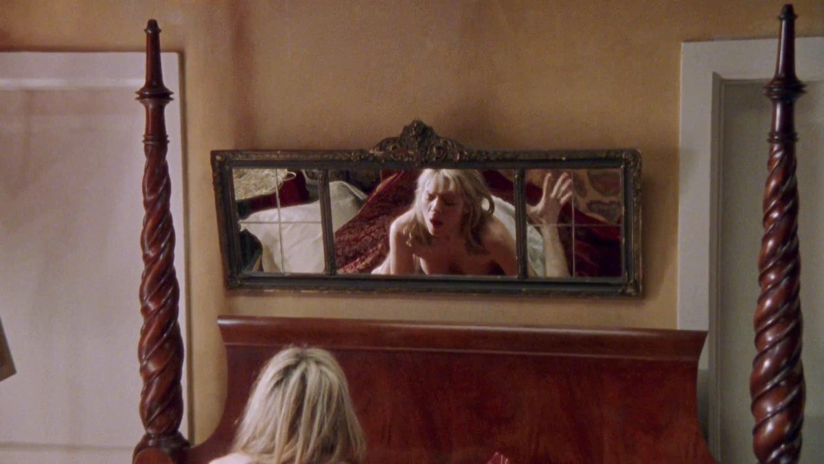 dumbandfunn's tweet photo. Samantha Jones bedroom from season one featuring her iconic four poster bed (and mirror 🔥🔥🔥) https://t.co/xhnyDeyuXc
