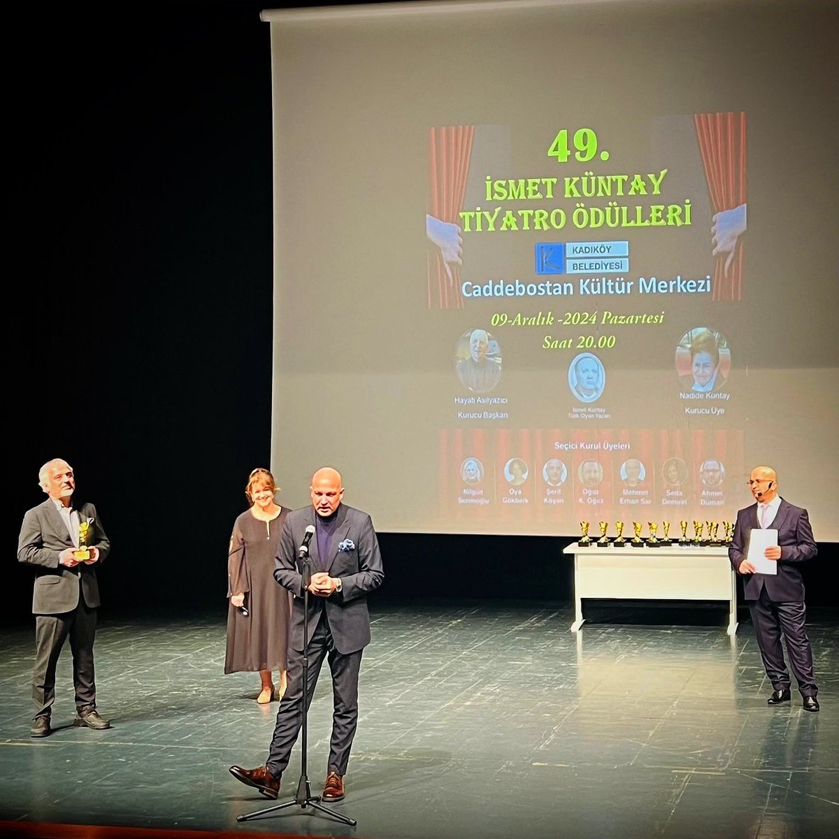 49. İsmet Küntay Tiyatro Ödülleri - Yılın En Başarılı Oyun Müziği - OVERRIDE

music.apple.com/tr/album/overr…