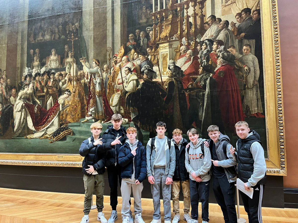 StaffordGrammar's tweet photo. Year 10 &amp; 11 have been having a brilliant time in Paris. The Eiffel Tower, The Arc de Triomphe, Sacre-Coeur and The Louvre before going to Disney today #SGSDifference https://t.co/1gNGgOh2LP