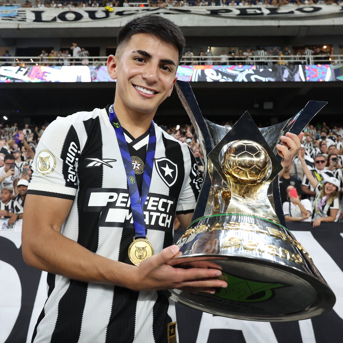 CriisSoouza71's tweet photo. O cara chega do nada
Fica 6 meses
Encanta a torcida 
Ganha libertadores e brasileiro 
Vai embora 

FRIO. https://t.co/4eaXsZ3aSM