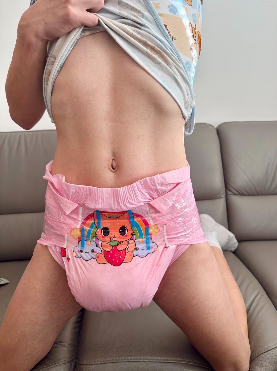 Just one soggy boy showing off his bellybutton :3