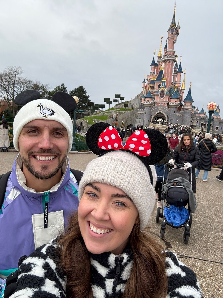 StaffordGrammar's tweet photo. A great way to finish their Paris trip with a fantastic day @EuroDisneyland #SGSDifference https://t.co/xUAaUy9VJp