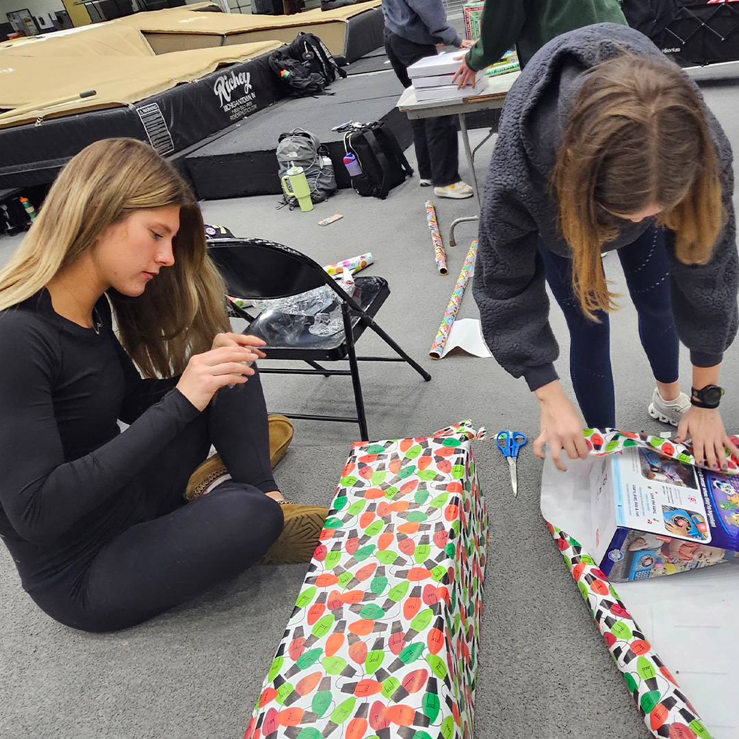 PurdueTrackXC's tweet photo. Took some time this weekend to wrap Christmas presents as part of our annual Adopt-a-Family with Lafayette Urban Ministry 🎁 https://t.co/kUIn9n6JYJ