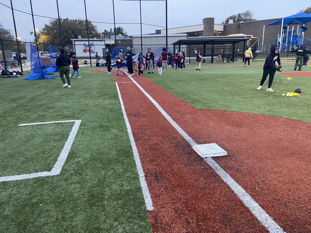 OlluBaseball's tweet photo. Last week, some of the Saints Brotherhood had the opportunity to volunteer with @bgcsanantonio and help them run a baseball camp! Big time thank you to them and @CalRipkenSrFdn for setting it all up! https://t.co/jnMtbhpHSu