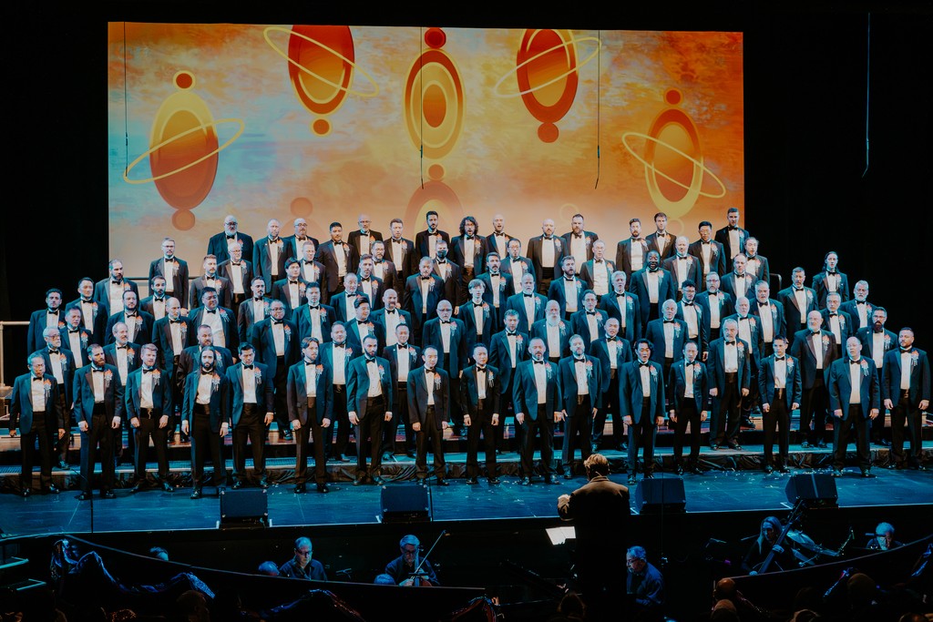 VMChorus's tweet image. Just like that, Making Spirits Bright 2024 has come to an end! 

With over 2,300 audience members joining us for this annual celebration, our hearts are so full. 💖 Here are some highlights from the weekend to keep the memories alive.

#HolidayMagic #Vancouver #YVR #YVRisAwesome