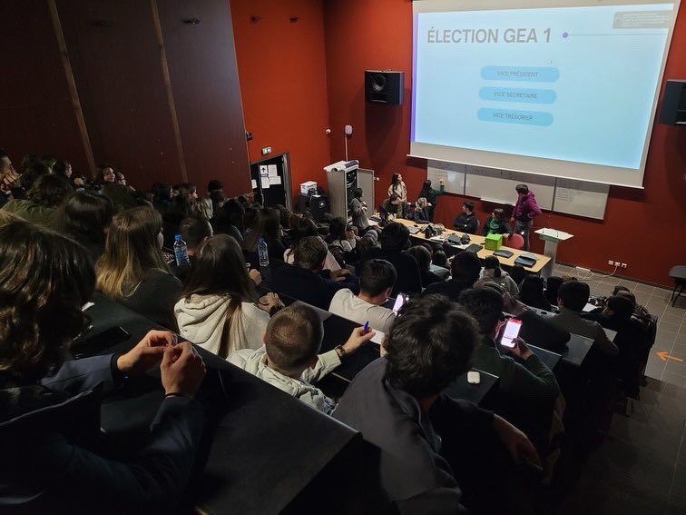 iutdecorse's tweet photo. 🗳️ Ce soir, les 140 étudiants de la filière GEA étaient réunis, dans l’amphithéâtre de l’IUT, pour élire les membres du bureau de l’AEG (Associations des Étudiants en Gestion) https://t.co/p9dvEoRWi2