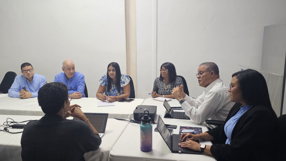 gabrielmercedez's tweet image. El director ejecutivo de @ConadisRD Lic. Alexis Alcántara, en reunión con diferentes encargados de áreas de Conadis. La planificación es un eje transversal de un mejor funcionamiento en la institución. 
@BennyMetz #ConadisConTodos