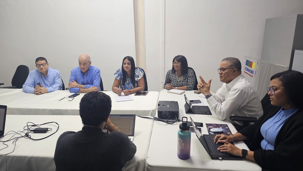 gabrielmercedez's tweet image. El director ejecutivo de @ConadisRD Lic. Alexis Alcántara, en reunión con diferentes encargados de áreas de Conadis. La planificación es un eje transversal de un mejor funcionamiento en la institución. 
@BennyMetz #ConadisConTodos