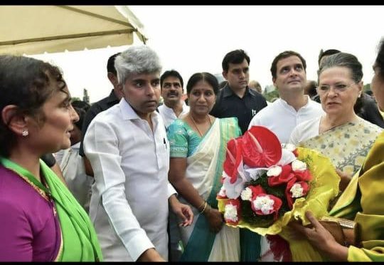 HalappaMurali's tweet photo. Greeted madam Sonia Gandhi Ji on the occasion of her Birthday, a Selfless leader and former @INCIndia President.

And, her representative - Loksabha Member (Amethi) @KLSharmaINC Ji…

@INCKarnataka @RahulGandhi @priyankagandhi @kharge @kcvenugopalmp @rssurjewala @MayuraJayakuma1 @DrParameshwara @ChandrashekarMp @PriyankKharge @VijayMathikatti 

#incindia #INCKarnataka #SoniaGandhi #RahulGandhi #PriyankaGandhi
#Tumkur #Tumakuru #TumkurRural #Gubbi #Chikkanayakanahalli #Tiptur #Turuvekere #Madhugiri #Koratagere #TumkurNews #TumkurLokSabha #MP #MuralidharHalappa #HalappaFoundation
