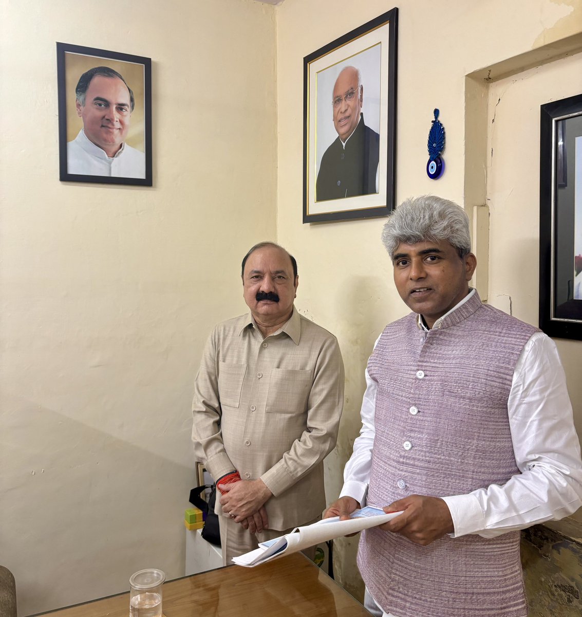 HalappaMurali's tweet photo. Greeted madam Sonia Gandhi Ji on the occasion of her Birthday, a Selfless leader and former @INCIndia President.

And, her representative - Loksabha Member (Amethi) @KLSharmaINC Ji…

@INCKarnataka @RahulGandhi @priyankagandhi @kharge @kcvenugopalmp @rssurjewala @MayuraJayakuma1 @DrParameshwara @ChandrashekarMp @PriyankKharge @VijayMathikatti 

#incindia #INCKarnataka #SoniaGandhi #RahulGandhi #PriyankaGandhi
#Tumkur #Tumakuru #TumkurRural #Gubbi #Chikkanayakanahalli #Tiptur #Turuvekere #Madhugiri #Koratagere #TumkurNews #TumkurLokSabha #MP #MuralidharHalappa #HalappaFoundation