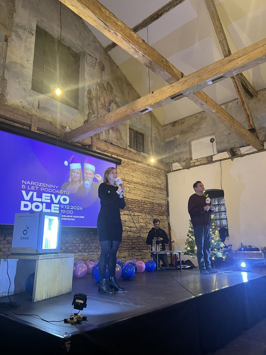 GabiBara's tweet photo. Nezapomenutelná oslava @VlevoDole 💯 https://t.co/kzdQmmdjCE