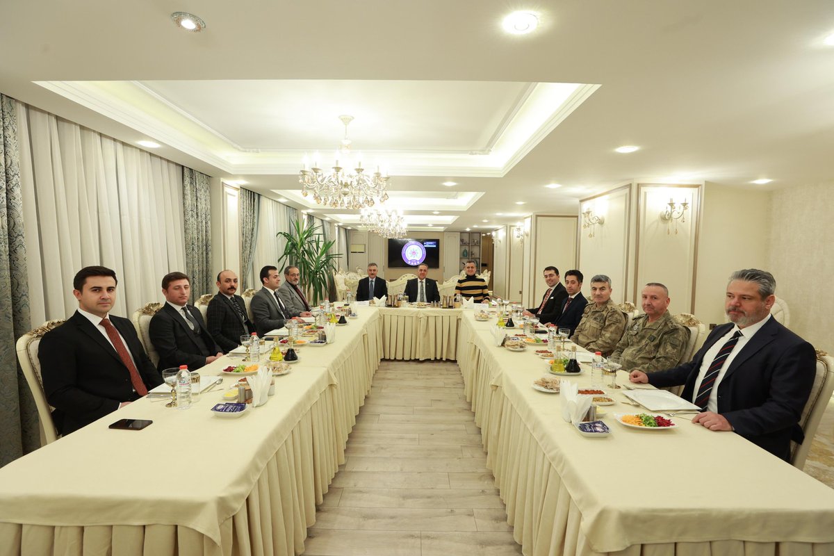 Bir yılı aşkın süredir Bingöl’de  görev yaptığımız İl Emniyet Müdürümüz Şükrü Orhan’ın  Ankara’ya atanmasından dolayı veda yemeğinde bir araya geldik. Bingöl’e verdiği değerli hizmetler için kendisine teşekkür ediyorum. Bundan sonraki çalışma hayatında ve özel yaşamında başarılı,