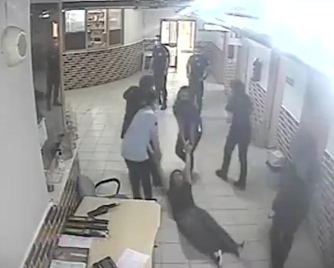 Esed'in hapishanelerinde  yürek parçalayan görüntüler ortaya çıkıyormuş. Bizim cezaevlerinde ortaya çıkan görüntüler yürekleri ferahlatan şeyler mi?