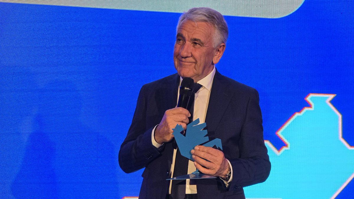 Tribuca's tweet image. Ce soir à @aixmaville @MarcelRAGNI, en qualité de president de @UIMM06 et Sud Méditerranée, a reçu le prix des établissements les plus impliqués sur le jeu #forindustrie pour la #CORSE, des trophées fabriqués à #Nice06