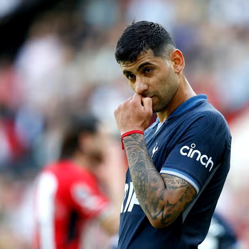 Daily_Hotspur's tweet photo. 🚨🎙️ BREAKING: Cristian Romero fires warning to #thfc's owners: "The truth is, I would say no comment, but... Manchester City competes every year, you see how Liverpool strengthens its squad, Chelsea strengthens their squad, doesn't do well, strengthens again, and now they're seeing results.

"Those are the things to imitate. You have to realise that something is going wrong, hopefully, they realise it. The last few years, it's always the same: first, the players, then the coaching staff changes, and it's always the same people responsible.

"Hopefully, they realise who the true responsible ones are, and we move forward because it's a beautiful club that, with the structure it has, could easily be competing for the title every year." | @EstadioPremier