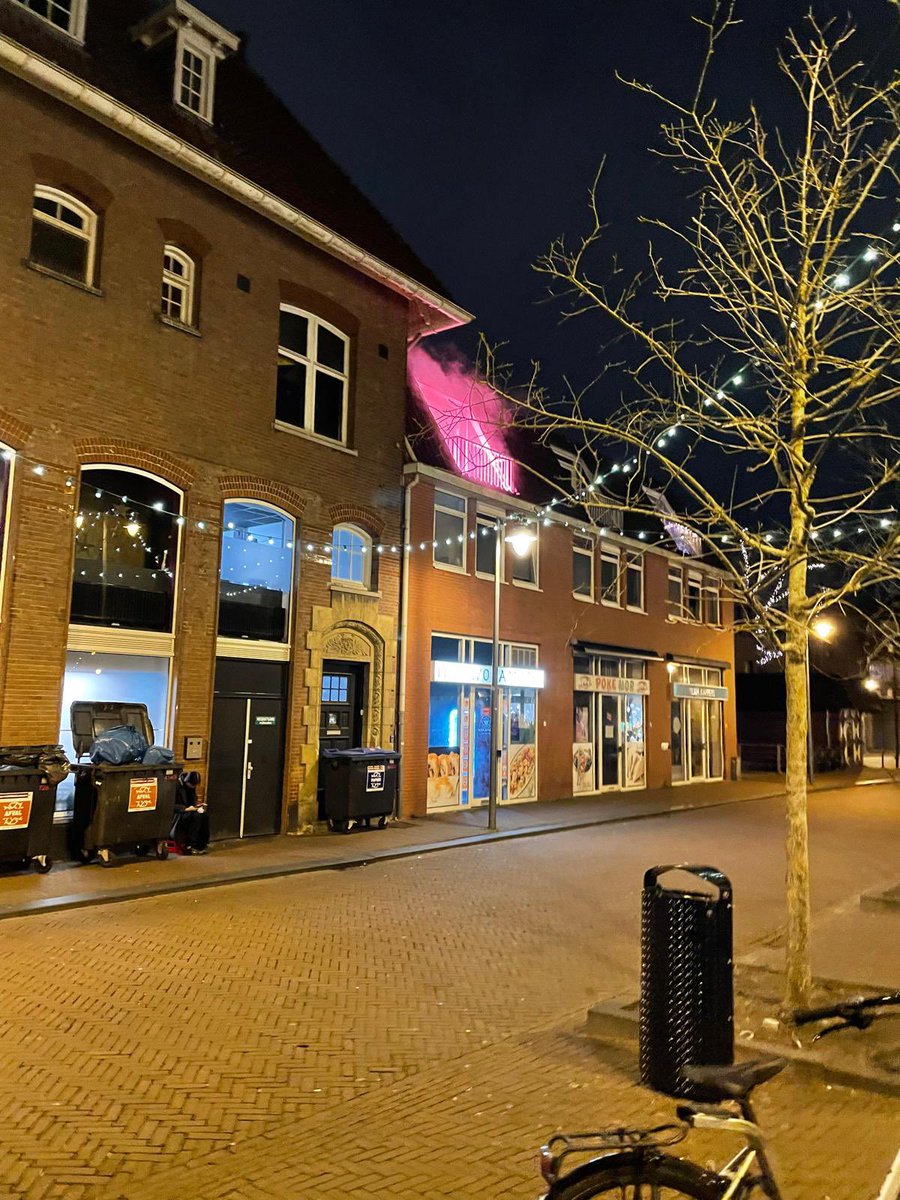 BenvdHee's tweet photo. Wat is dit? Een vapende bewoner op haar balkon? Of neerkomend brandend vuurwerk? Onder de juiste inzenders wordt een opstalverzekering en een vuurwerkverbod verloot. @GemeenteGouda https://t.co/FgFaBZwcTU
