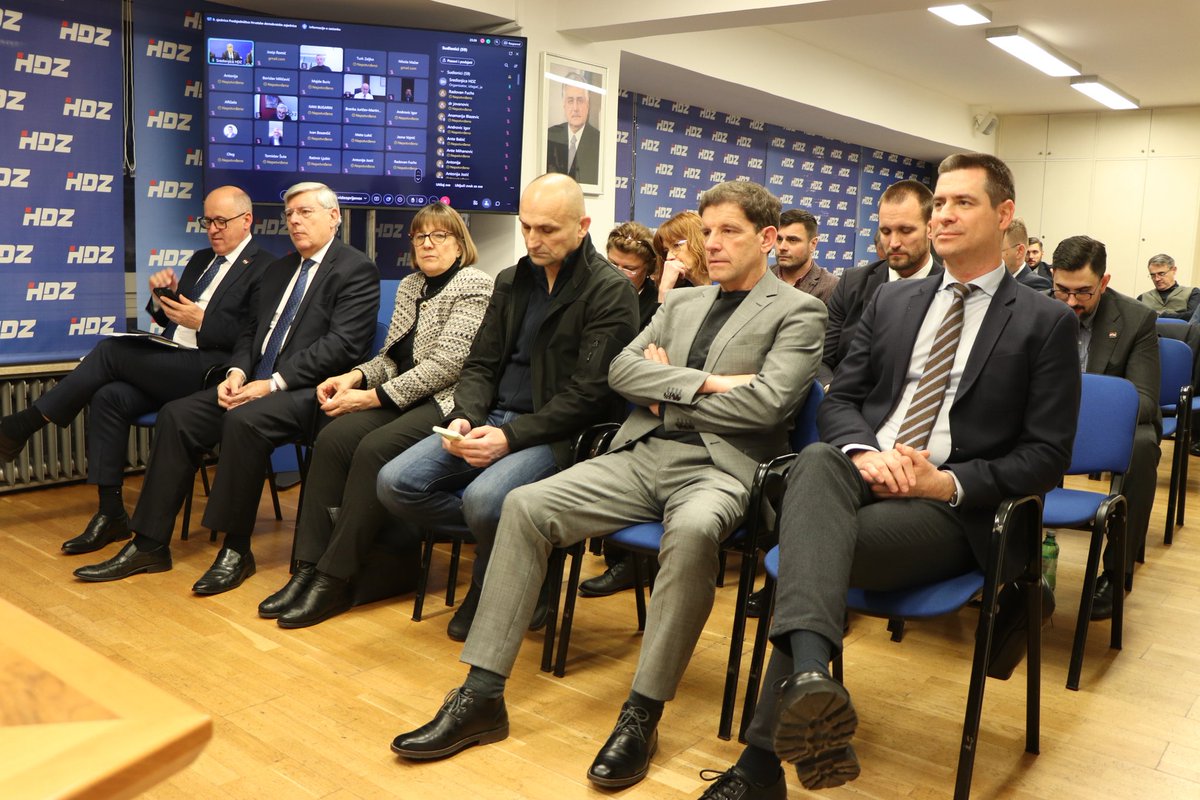 HDZ_HR's tweet photo. Nismo čuli da se traže ostavke #SDP zastupnika - koji su svjesno prekršili ustavni rok za izbor #USUD, čime su mogli ugroziti i predsjedniče izbore. Nismo to čuli ni kad je Milanović kršio Ustav. Kad je lupio koksu Grbinu i objavio da će se, ne napuštajući dužnost … https://t.co/cHSxfqMpQW