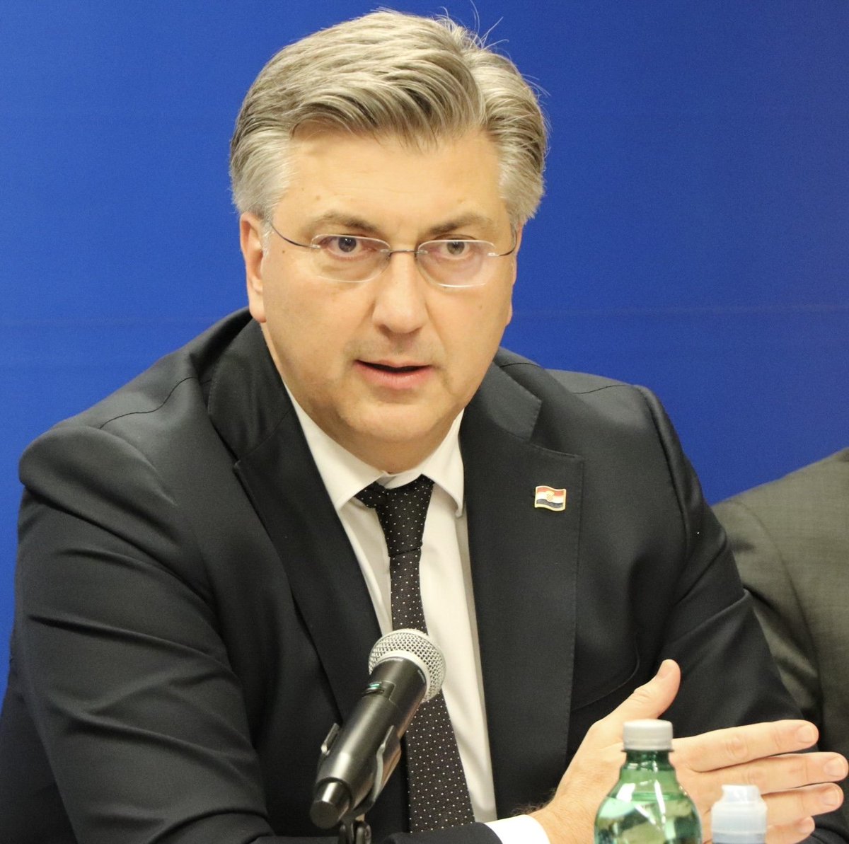 HDZ_HR's tweet photo. Nismo čuli da se traže ostavke #SDP zastupnika - koji su svjesno prekršili ustavni rok za izbor #USUD, čime su mogli ugroziti i predsjedniče izbore. Nismo to čuli ni kad je Milanović kršio Ustav. Kad je lupio koksu Grbinu i objavio da će se, ne napuštajući dužnost … https://t.co/cHSxfqMpQW