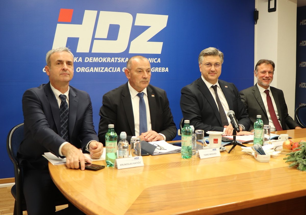 HDZ_HR's tweet photo. Nismo čuli da se traže ostavke #SDP zastupnika - koji su svjesno prekršili ustavni rok za izbor #USUD, čime su mogli ugroziti i predsjedniče izbore. Nismo to čuli ni kad je Milanović kršio Ustav. Kad je lupio koksu Grbinu i objavio da će se, ne napuštajući dužnost … https://t.co/cHSxfqMpQW