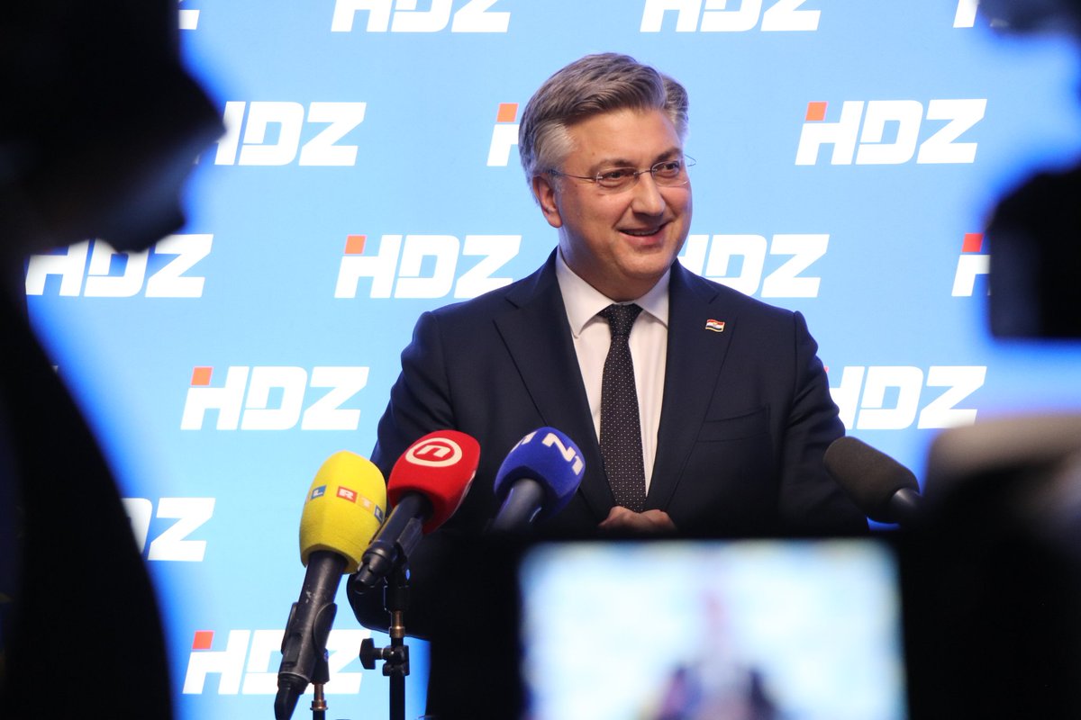 HDZ_HR's tweet photo. Nismo čuli da se traže ostavke #SDP zastupnika - koji su svjesno prekršili ustavni rok za izbor #USUD, čime su mogli ugroziti i predsjedniče izbore. Nismo to čuli ni kad je Milanović kršio Ustav. Kad je lupio koksu Grbinu i objavio da će se, ne napuštajući dužnost … https://t.co/cHSxfqMpQW