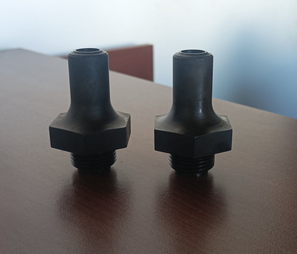 A este material se le dió una dureza de 60 RC y después se paso al proceso de pavonado