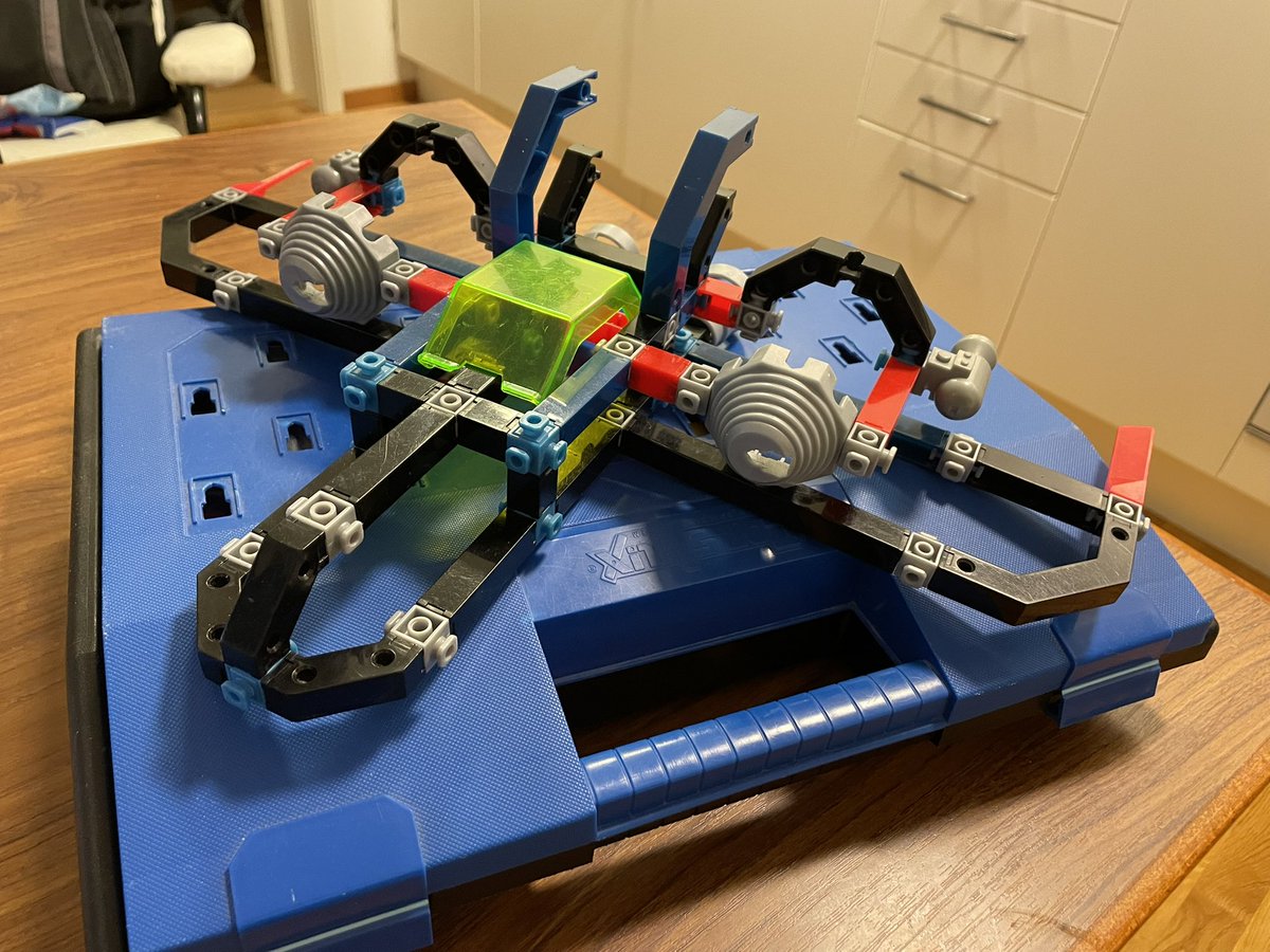 Ahturos's tweet image. Eftersom mina Construx bitar håller på gå sönder så tänkte jag försöka bygga ett par saker en sista gång. Här är en ny idé inspirerad av ett par flyg ifrån Voltron. Är rätt nöjd. Var på gränsen med bitarna jag hade. Hade jag fler kunde den vara större med mer detaljer. #Construx