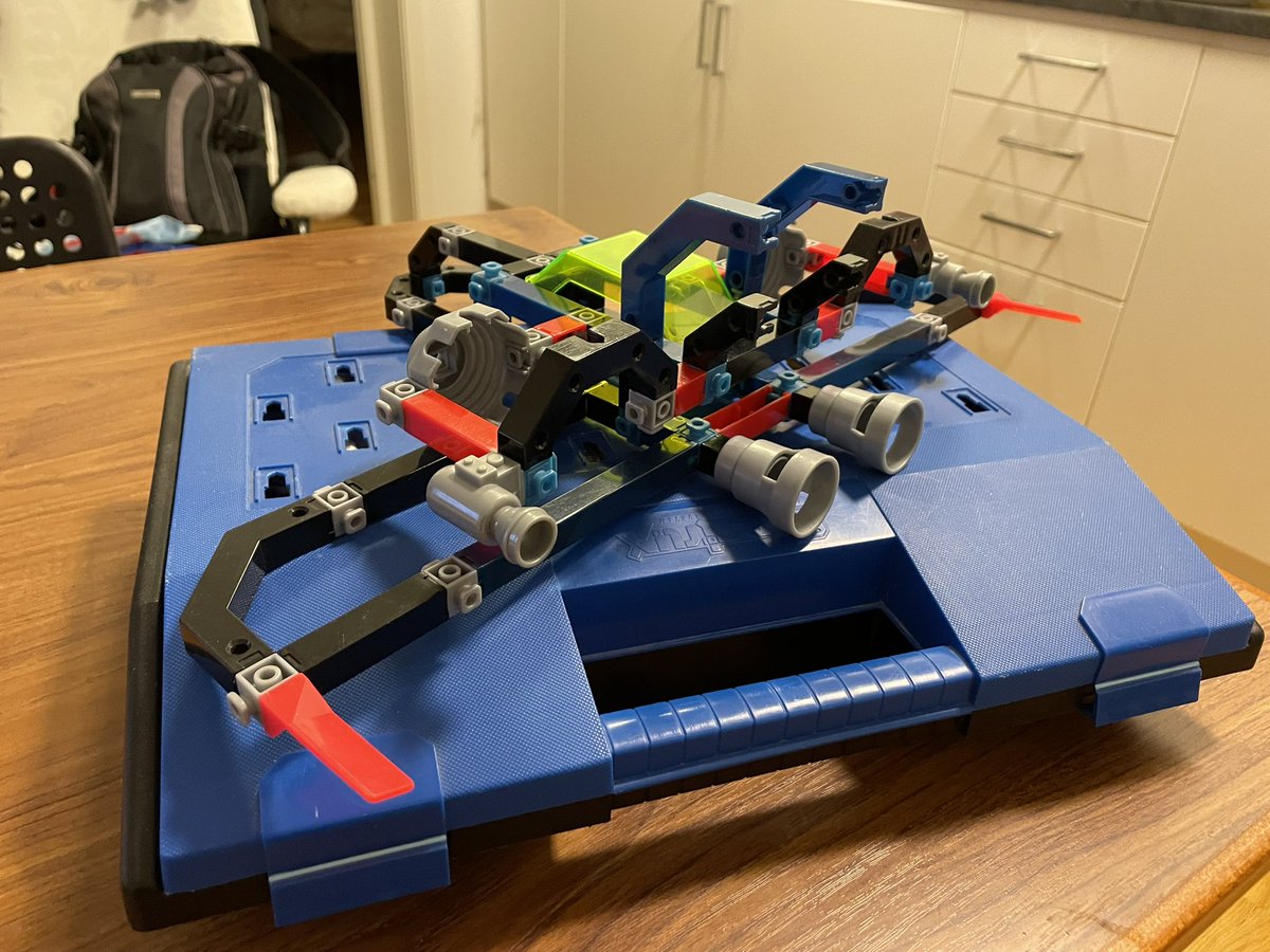 Ahturos's tweet image. Eftersom mina Construx bitar håller på gå sönder så tänkte jag försöka bygga ett par saker en sista gång. Här är en ny idé inspirerad av ett par flyg ifrån Voltron. Är rätt nöjd. Var på gränsen med bitarna jag hade. Hade jag fler kunde den vara större med mer detaljer. #Construx