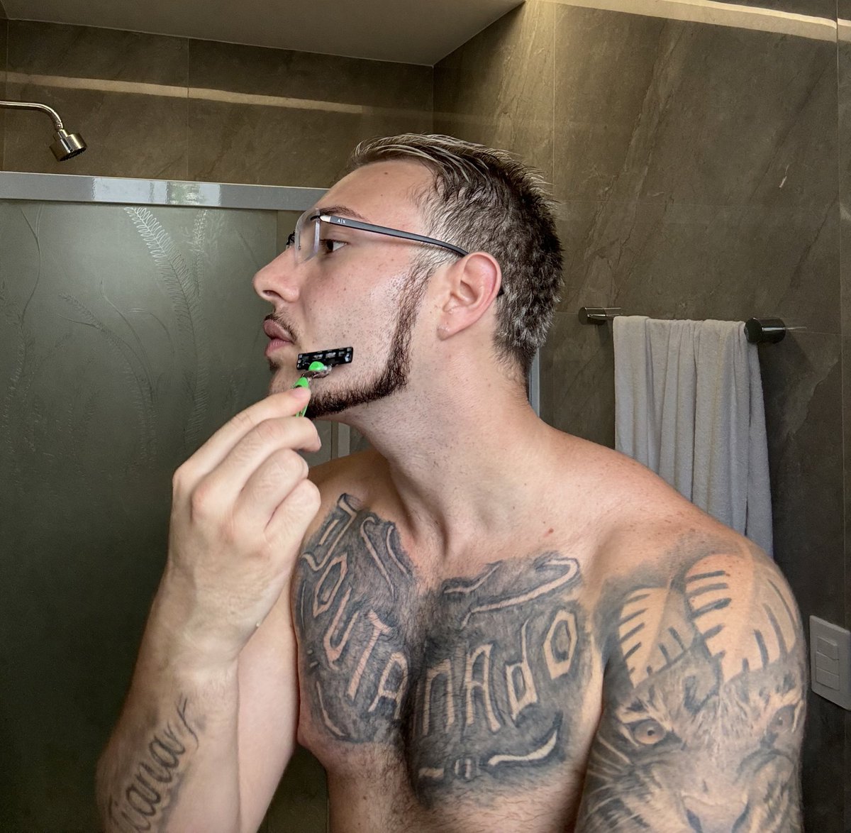 o que tá escrito nessa tatuagem no peito dele? impossível de decifrar, image size:1200x1174