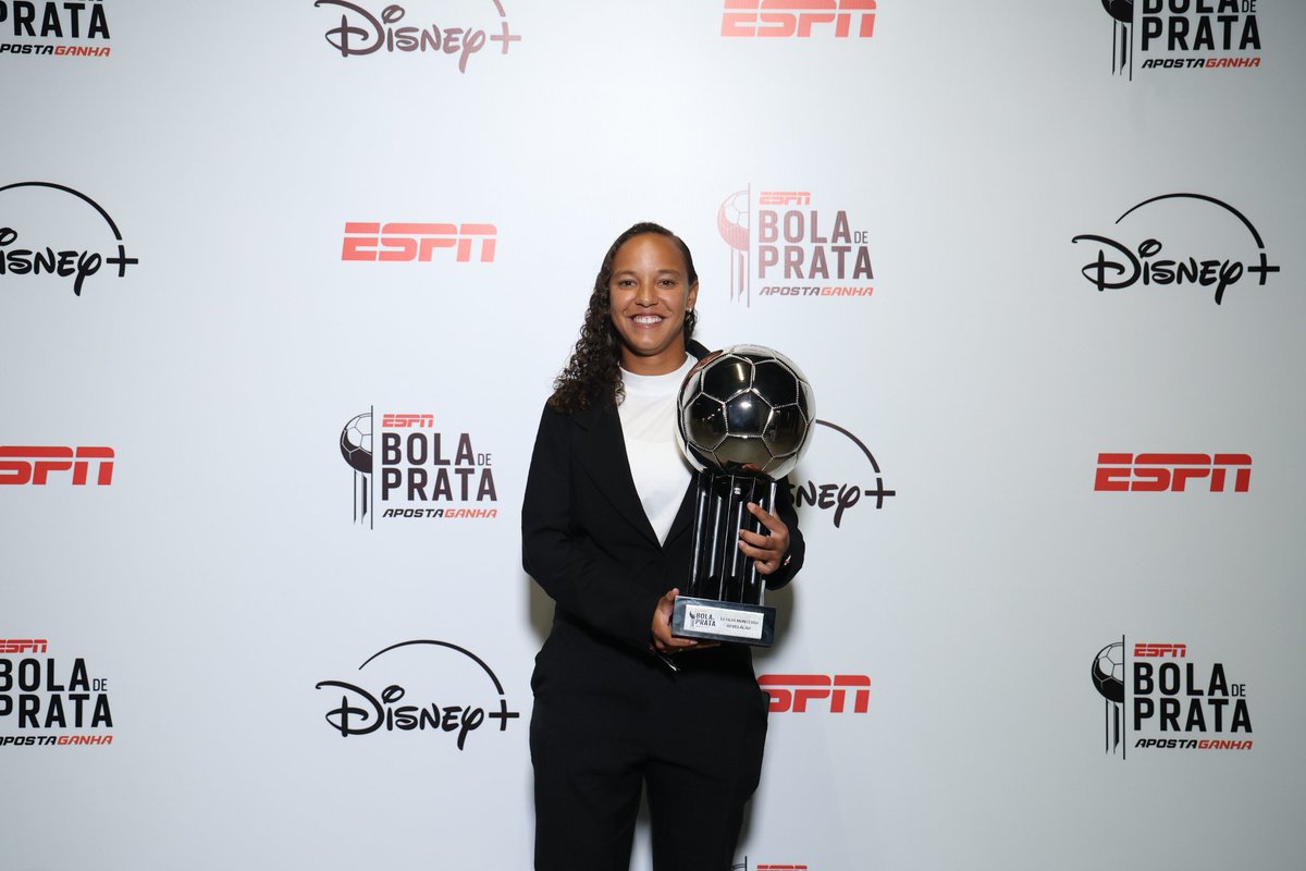 GuriasColoradas's tweet photo. A nossa camisa 10, Letícia Monteiro recebeu o prêmio de revelação do Campeonato Brasileiro Feminino de 2024! Parabéns, Letícia 🤩🇦🇹

Foto: Agência Z https://t.co/etWDjMug3H
